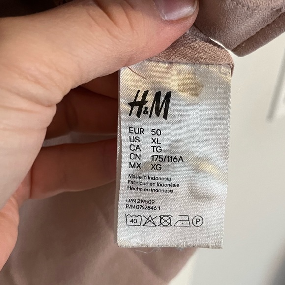 Elegant Blush Button-Up Blouse - Picture 3 of 4